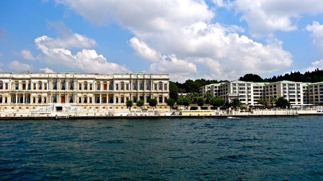 この新しい宮殿の用地は<br />かってオスマン海軍の出征儀式<br />が行われる入江があった場所で<br />１７世紀から埋め立てが始まった湿地は<br />「ドルマ・バフチェ（詰め物をした庭）」<br />と呼ばれていたそうです。<br /><br />従来あった木造宮殿を取り壊して<br />建て替えられたもので大理石を用いた<br />ヨーロッパのバロック様式と<br />オスマン様式を折衷させた壮麗なこの姿は<br />ボスポラス海峡を行き交う船舶から<br />ため息をもって眺められていたのでしょうね。<br />☆そうこう話をしている間にも<br />画像は移り変わって行ってます。<br />