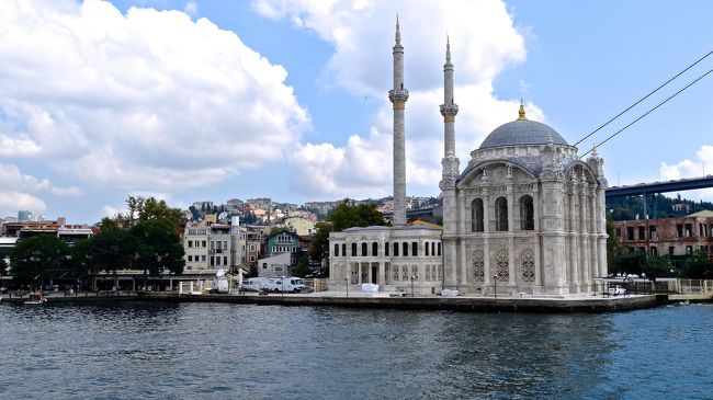 「オルタキョイ・ジャーミー」<br />が見えました。<br /><br />昨日、路地裏まで散策をした<br />オルタキョイ。