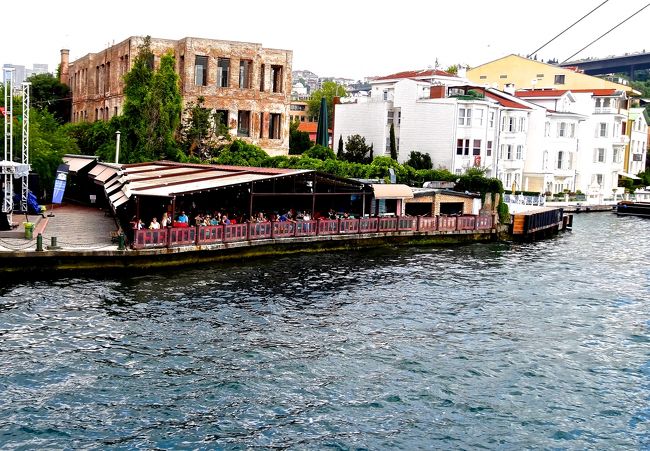 最初にランチをしょうとして<br />入った店も見えました。<br />ごめんね。喉が渇いていてランチビール<br />が飲みたかったンだぁ。