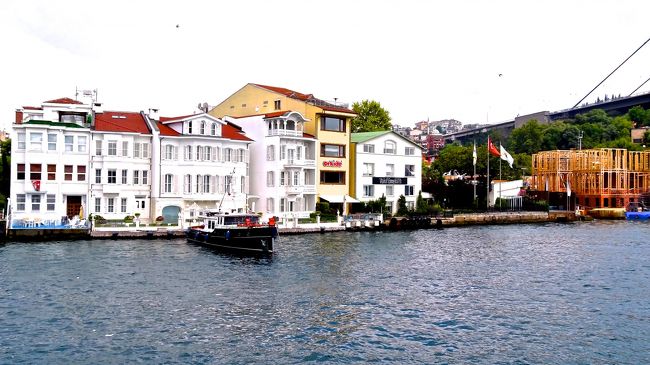 水辺に白い家も<br />きれいです。