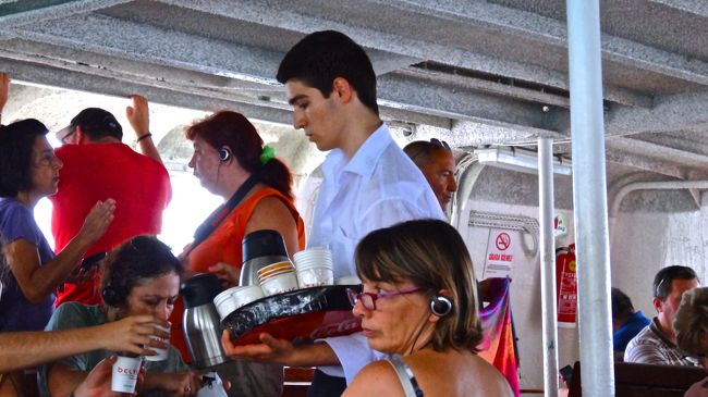 「チャイ！　チャイ！  コーヒー」<br />と叫びながら客席を回ってきます。