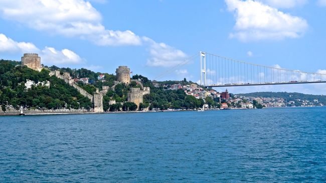 「ルメリ・ヒサル」<br />スルタン・メフメット２世が建造した<br />南北に長さおよそ２５０mの要塞。<br />１４５３年のコンスタンチノーブル戦<br />に備えてわずか４ヶ月で<br />建てられたそうです