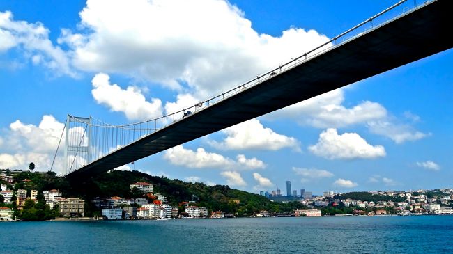 そのレストランからも望めた<br />「ボスポラス大橋」の下を<br />くぐり抜けて行きます。