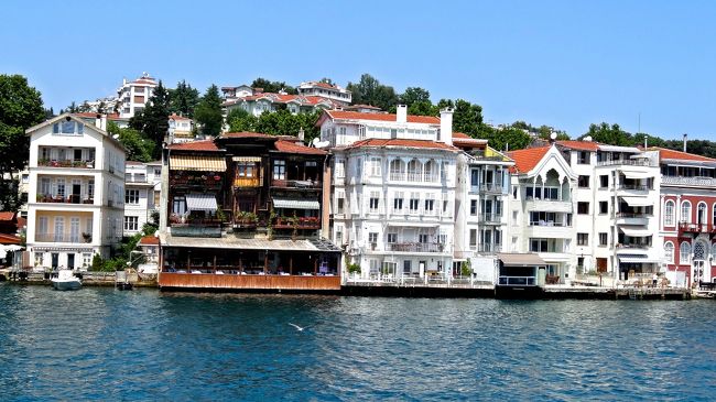 海峡沿いに<br />瀟洒な住宅と並んで<br />レストランが点在しています。