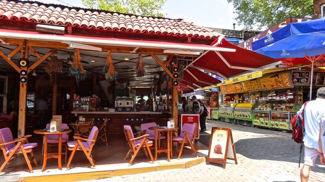 船着き場には<br />レストランが並んでいます。