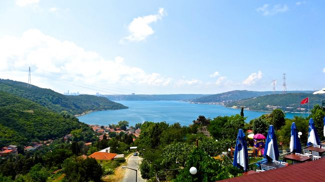 前回来た時には、何も無い<br />山道が丘の上まで続いていましたが<br />頂上の８合目くらいの見晴らしの良い<br />所にレストランが出来ていました。