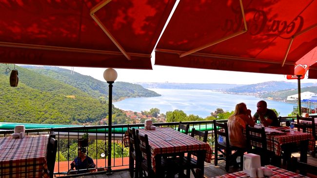 頂上の８合目くらいの見晴らしの良い<br />所にレストランが出来ていました<br />が、ここは我慢の子で先を急ぎました。