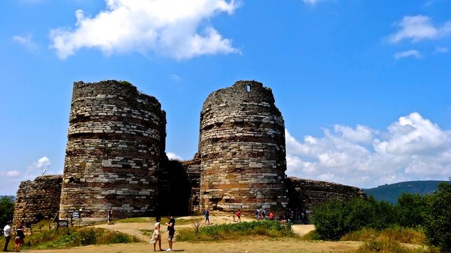 とうとう丘の上に登ってきました。<br />ビザンチン時代の要塞跡です。