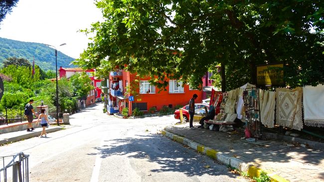 丘の上から戻ってきました。<br />船着き場の近くになると<br />道ばたに土産ものを広げ<br />販売していました。<br /><br />