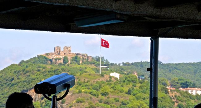 ３０分程、土産屋を見ていたところに<br />帰りの船がやってきました。<br /><br />１５：００出港しました。<br /><br />あぁ、あそこまで登ったンだね。<br />と話しているうち船はゆっくりと<br />岸を離れてゆきます。