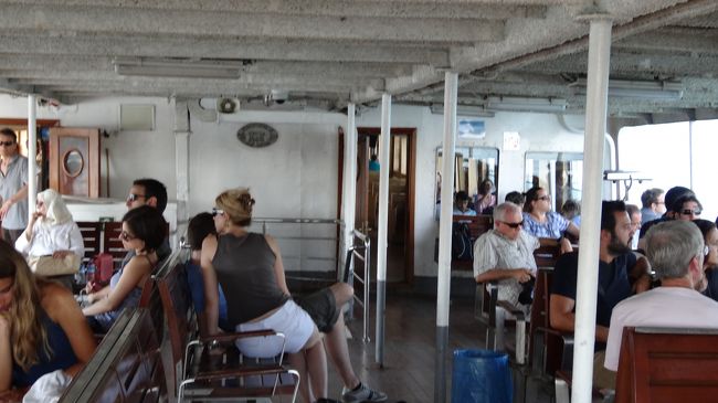 帰りの船内は寝ている方も<br />ちらほらいますね。