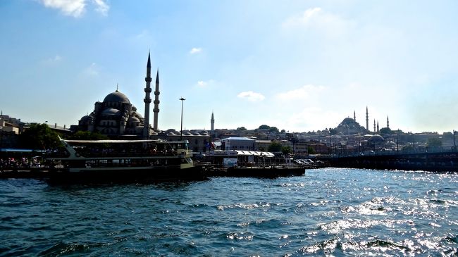 午後からは逆光になって<br />海が反射して輝いている<br />向こう側に見える<br />「イエニジャーミー」も<br />絵はがきを見ているような<br />いい眺めでした。