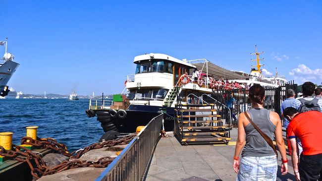 IDO社の<br />「ボスポラス海峡黒海沿岸<br />アナドル・カヴァウ行き」は<br />１日２便しか出ていません。<br /><br />１便目が<br />エミノニュ桟橋発が１０：３５で<br />黒海沿岸アナドル・カヴァウ（終点）着が１２：１５分。