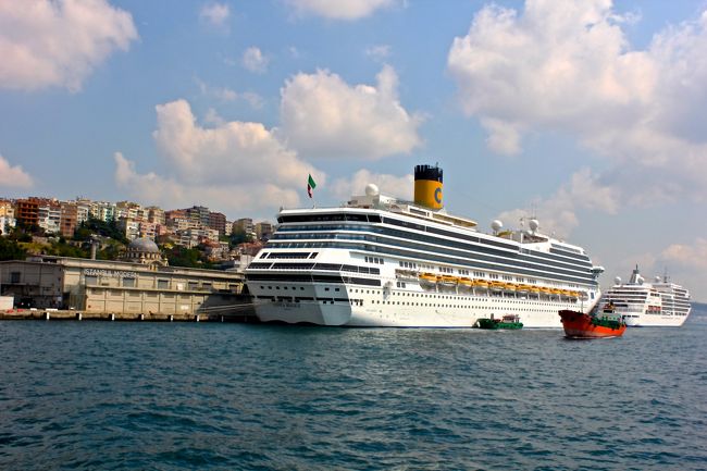 さぁ、いよいよ出港です。<br /><br />海峡には大型クルーズ船が停泊中。