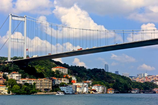 橋の上を走っている<br />車が小さく見えま〜す。