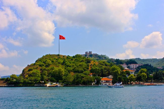 丘の上にトルコ国旗がひるがえり<br />傍らに要塞らしきものが見えてきました。