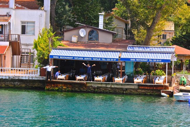 船着き場には<br />レストランが並んでいます。