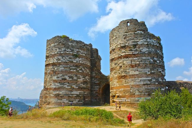 ビザンチン時代の要塞<br />手前の人と比べてみると<br />大きさがわかります。
