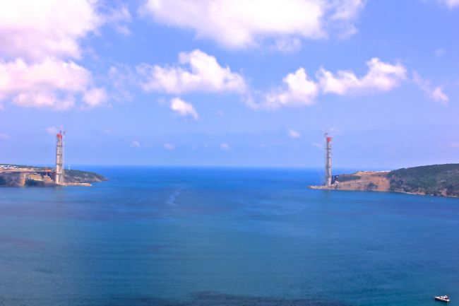 黒海の出口に<br />橋が架けられるのでしょうか。<br />何やら工事中のようでした。