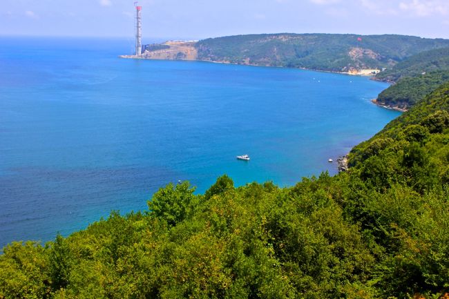 ボスポラス海峡の幅は<br />最も広いところで３７００m<br />最も狭いところが７００mということです。