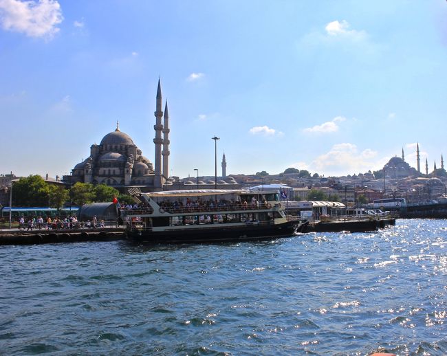 午後からは逆光になって<br />海が反射して輝いていてきれいでした。<br /><br />観光船はこの時間になっても<br />多勢の乗客でにぎわっていますね。