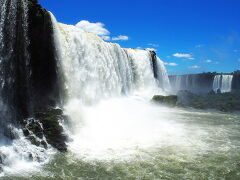 □■イグアスの滝(ブラジル側)■□

この下から（しかもかなり近くで）眺めあげる「イグアスの滝」も、もの凄い迫力です。