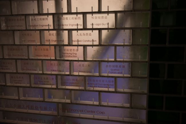 101の前にはオブジェが沢山あり、建設に携わった人や企業の名前がはいっていた(^O^)<br /><br />日本の誇り！<br />ちゃんと日本の企業も建設に携わっていたんですね(^-^)<br />凄い！