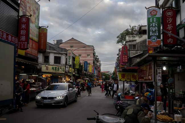 いきなり場面変わりますが、101は満足したのでMRT大頭橋から延三夜市に行こう！<br />という事でMRT大頭橋へ。<br /><br />時間も早いので夜市がまだ始まってないから街歩きをしてみようという事に！<br />延三夜市は歩行者天国になってないタイプの夜市！<br /><br />昼は檳榔を売るおっちゃんや結構ロ-カルな店が多く、面白い店を発見出来そうな感じ(*ﾟ▽ﾟ*)<br /><br />残念ながらトライはしませんでしたが次回したいなあ<br /><br />んでなんとなく歩いていたら写真の光景に出会った(´Д｀)<br /><br /><br />下調べのときに、マニアックな夜市も一応全て見ておいたので何と無く聞こえは覚えている(*ﾟ▽ﾟ*)<br /><br />大龍街夜市！<br /><br />