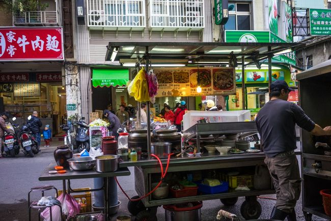 延三界隈で何も食さなかったし、歩いたからお腹すいた、、、<br />( ﾟДﾟ)ﾅﾆｶ?食べよう！<br /><br />色々物色！おおおおお美味そう！<br />早速注文！ちなみに最初着いた時に注文したらまだ準備中だから後で来て！といわれました(*ﾟ∀ﾟ*)