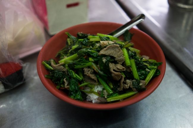 炒沙茶羊肉(ﾟ∀ﾟ)---！<br /><br />強火で炒めた肉うううう&amp;小松菜みたいなシャキシャキの菜もの<br /><br />にんにくがガツンときて！塩コショウシンプルだが素晴らしいハ-モニ-(*ﾟ▽ﾟ*)<br /><br />旨し！(´∀｀)<br />癖なく誰にでも好まれる一品！