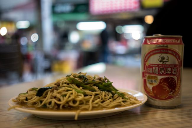 炒茶羊肉麺(ﾟ∀ﾟ)----！<br /><br />ロ-カルな夜市の地元民の行き交う光景を見ながら-----食う飲む(ﾟ∀ﾟ)<br /><br /><br />少し汁っぽい焼きそばみたいな感じ<br />味付けは何味かな--<br />忘れたwけどクセのない感じで美味しかった！<br /><br />ボリュームあるから二品で一人だと結構お腹がいっぱいwww