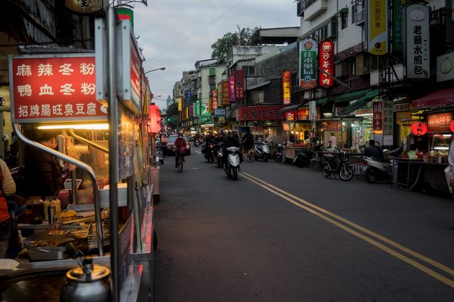 道路に出る形で屋台が出てるので気をつけないと、もれなく車とバイクからボディアタック喰らいます(^-^)<br /><br />観光客は皆無な感じなのでそういうのが好きな人はオススメ！<br />