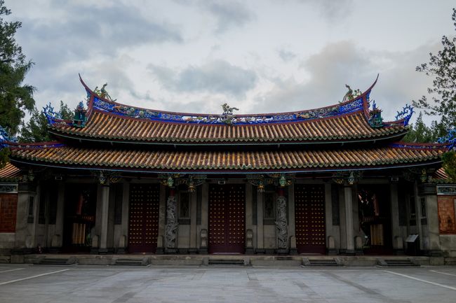 夕方に近いので人は少ない(*ﾟ▽ﾟ*)<br />というか孔子さんは勉強の神様だから受験シ-ズンが一番混むらしい<br /><br />んでも昼はある程度ツア-客とか来るのかな?<br /><br />朝方はおばちゃん達が体操しているらしいw<br />見てみたい(´∀｀)