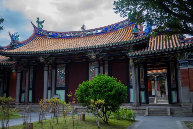 龍山寺とか有名何処に比べれば来る人も有名度もだが<br /><br />孔子廊自分は一番感動した<br />その理由は以下の写真からわかります(*ﾟ▽ﾟ*)<br /><br />結構多いですがよかったら見てくださいW