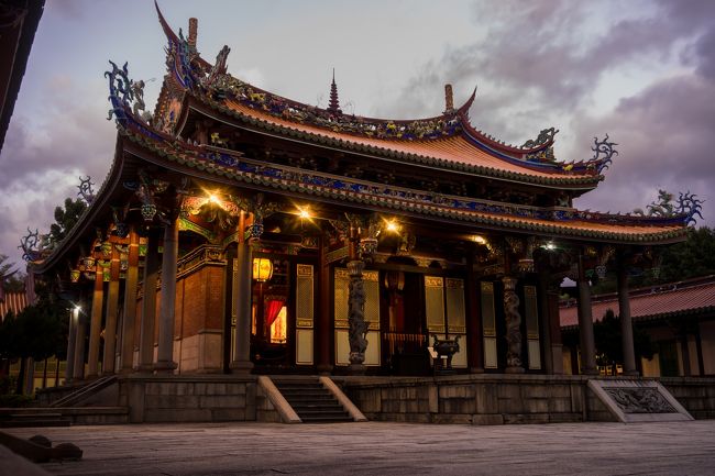 これ見た瞬間ホント鳥肌立った<br />ってかなんか泣きそうになった<br />よくわからないけど凄いんだ・・<br /><br />このライトアップに夕暮れ時<br />こんなにも壮大な大成殿を独り占めだよ・・・