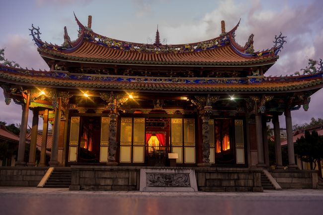 屋根の色といい青・金・・言葉に出来ないね・・・<br /><br />今までのド派手な感じではなく何か厳格を感じる<br />派手が悪いという訳ではなくここにはここにしか無い何かを感じる<br /><br />やはり学問の神様孔子さんだから？<br /><br />屋根も二重屋根で反りが非常に美しい、、、<br />赤と青の彫刻・・・・