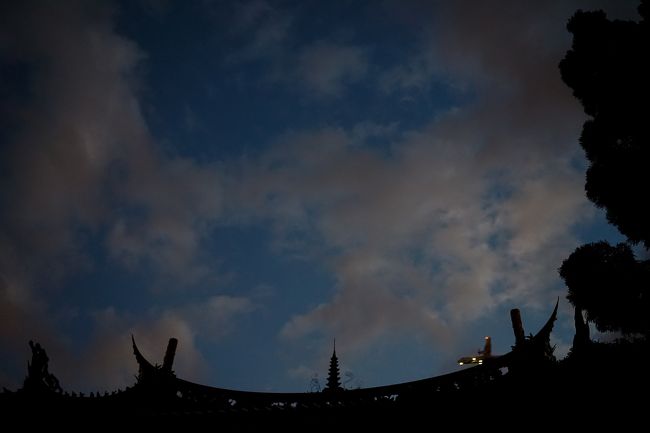 飛行機とシルエットを狙ったが失敗w<br /><br />見切れてる飛行機(´･_･`)<br />しかし近いよw<br /><br />大迫力だよw