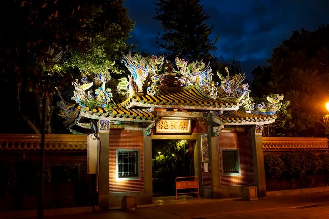 一旦孔子廊を出ると・・・ん！向かいにも何かあるぞ！<br /><br />ド派手な門が美しい！<br />これもまたいいよね---<br /><br />孔子廊からだと余計に派手に見えるw