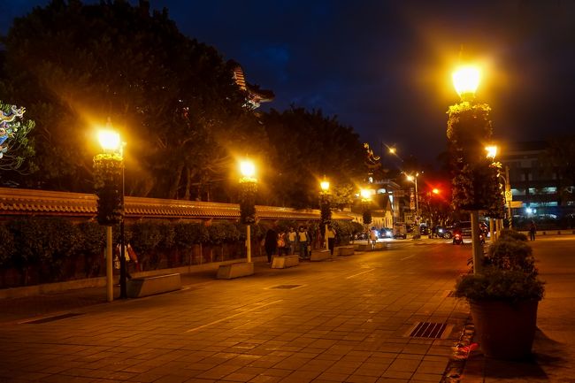 孔子廊の前は綺麗に道も整備され緑もあり照明もあり<br />明るく綺麗で雰囲気もいい！<br /><br />人も多いし夜市が目の前だし夜来るのオススメ！