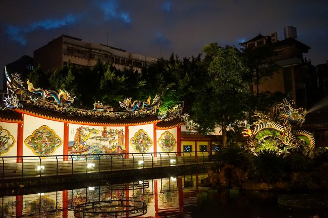 池になっており鯉がいて、周りにベンチがあり憩いの場になっているようだ！
