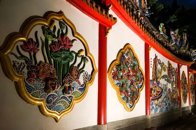 ライトアップされより輝きを増す装飾・・・・