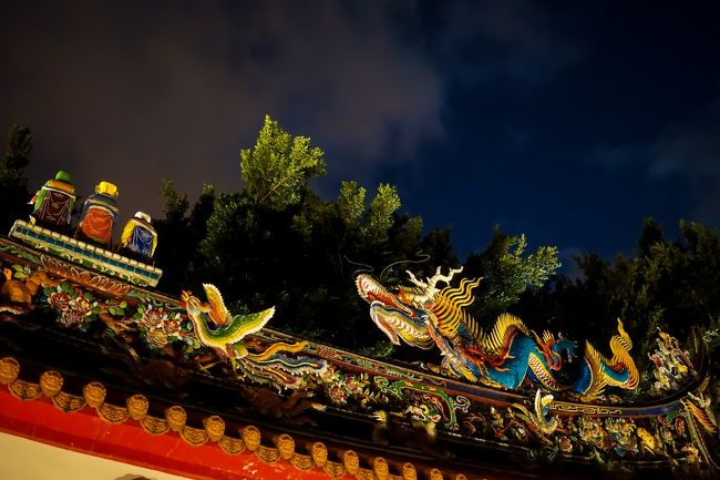 屋根の装飾には勇ましい龍が鎮座・・・<br /><br />三人の方はどなたでしょう・・・