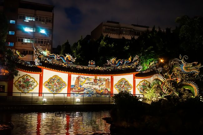 風がなければ完璧に水面に反射してもっと素晴らしい光景が・・・<br /><br />十分満足ですが(*ﾟ▽ﾟ*)<br />龍の口から水が出てるのもポイントですよ！