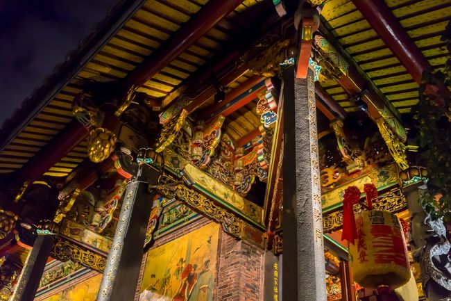 屋根の板の美しさ　柱の美しさ　柱の彫刻の美しさ<br />装飾品　壁画<br /><br />それぞれ違う色彩素材<br /><br />すべて合わさり美しい<br /><br />もうわけわからん美しさ(´･_･`)