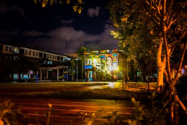 これなんだと思います？<br /><br />学校ですよ学校(ﾟ∀ﾟ)<br /><br />お洒落すぎ(´д｀)<br />ステンドグラスみたいな光が透過して美しい色がああああ<br /><br />凄いっ！<br />いい学校なのかな(*ﾟ▽ﾟ*)