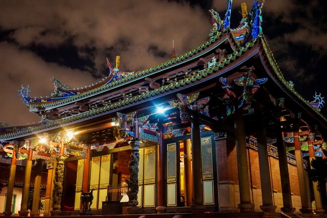 夜遅くまで空いているので是非この空間を味わってみてください(*ﾟ▽ﾟ*)<br />夕方だと音声ガイドとかは借りれないけどパンフレットくらいなら置いてあります-<br /><br />周りに緑なども植えてあり魅力的ですよ--