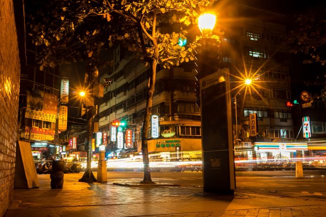 さて夜市もまさに夜市本番という時間に差し掛かって来ました！<br />これは大龍夜市から流れてくる車やバイクに光跡！<br /><br />このくらい流れがあるので気をつけましょうヽ(；▽；)ノ