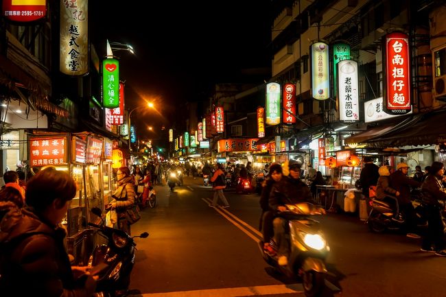 いい雰囲気でしょ？<br />地元の人もバイクできて乗ったまま注文スタイルだぜ(*ﾟ▽ﾟ*)<br /><br />ロ-カル感ありありで熱気もありありでいい夜市ですヽ(；▽；)ノ