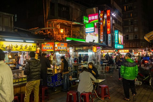 ここも地元の方で活気に満ちています！<br />朝よりも凄い人ですね！<br /><br />みんな夕飯をかって外帯したり食べたり・・・