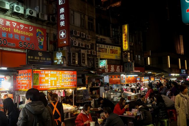 昼と夜とで出てる店も違うのでかなりおすすめの夜市！<br />色んな台湾グルメを小さい規模ながら食べられますよ(*ﾟ▽ﾟ*)